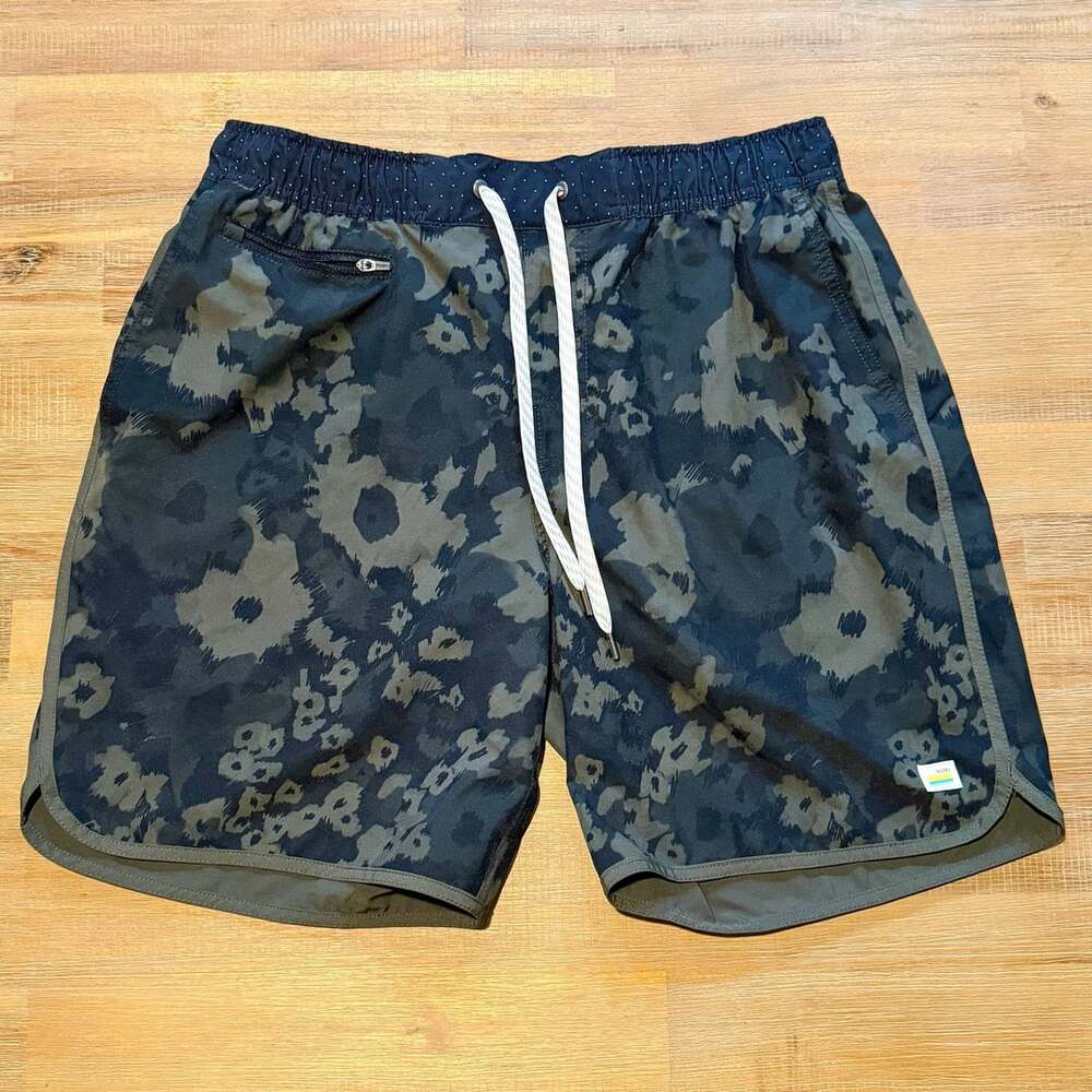 Vuori Banks Shorts Camo Print Mens Large Stretch Activewear Athletic